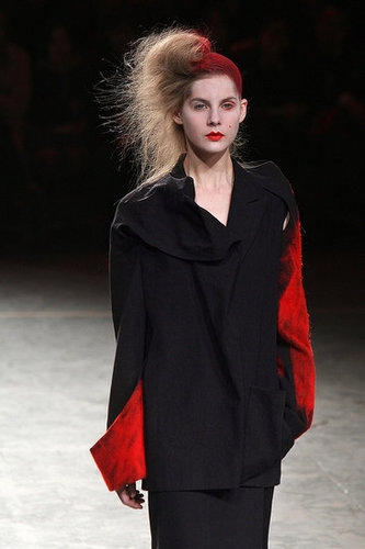 Yohji Yomamoto Fall 2009: "Bloody" Beauties Yohji Yomamoto Fall 2009: "Bloody" Beauties