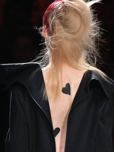 Yohji Yomamoto Fall 2009: "Bloody" Beauties Yohji Yomamoto Fall 2009: "Bloody" Beauties