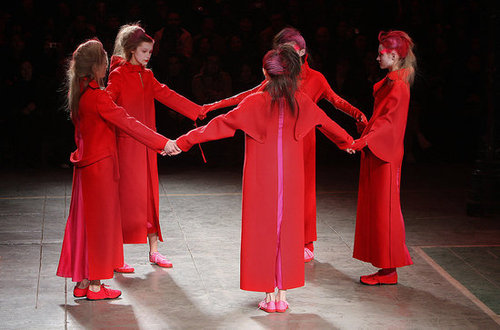 Yohji Yomamoto Fall 2009: "Bloody" Beauties Yohji Yomamoto Fall 2009: "Bloody" Beauties