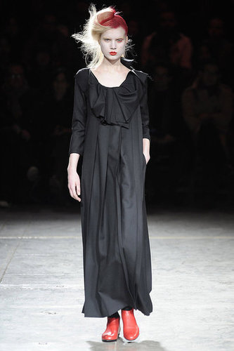 Yohji Yomamoto Fall 2009: "Bloody" Beauties Yohji Yomamoto Fall 2009: "Bloody" Beauties
