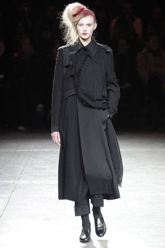 Yohji Yomamoto Fall 2009: "Bloody" Beauties Yohji Yomamoto Fall 2009: "Bloody" Beauties
