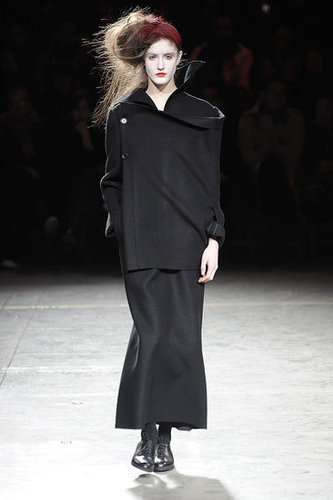 Yohji Yomamoto Fall 2009: "Bloody" Beauties Yohji Yomamoto Fall 2009: "Bloody" Beauties