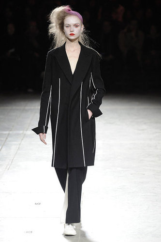 Yohji Yomamoto Fall 2009: "Bloody" Beauties Yohji Yomamoto Fall 2009: "Bloody" Beauties