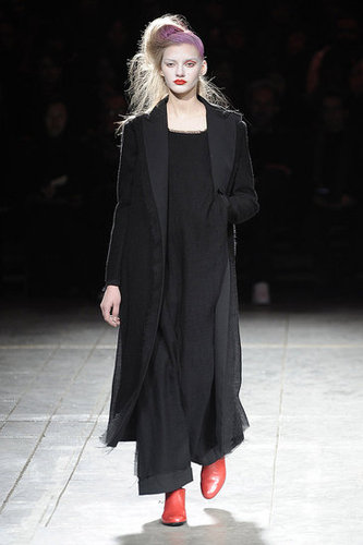 Yohji Yomamoto Fall 2009: "Bloody" Beauties Yohji Yomamoto Fall 2009: "Bloody" Beauties
