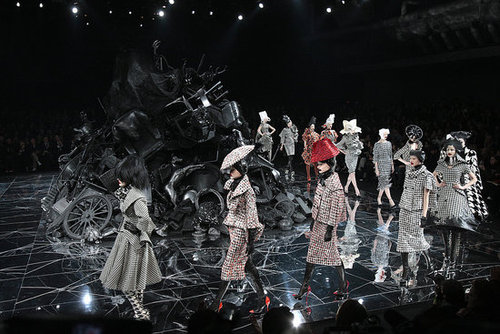 Alexander McQueen Fall 2009: A Twisted Fantasy Alexander McQueen Fall 2009: A Twisted Fantasy