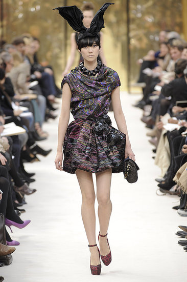 Louis Vuitton Fall 2009: Bunny Ears, Bunching, and Boots Louis Vuitton Fall 2009: Bunny Ears, Bunching, and Boots