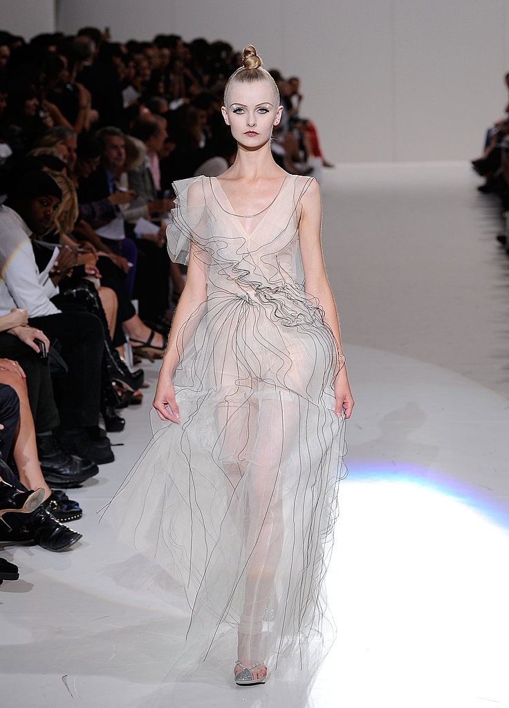 Marc Jacobs Goes Japanese Femme, Brings Back a Couple of Celebrities for Spring 2010 Marc Jacobs Goes Japanese Femme, Brings Back a Couple of Celebrities for Spring 2010