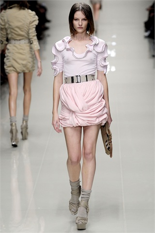Burberry Returns to Home Turf for Spring 2010 Burberry Returns to Home Turf for Spring 2010