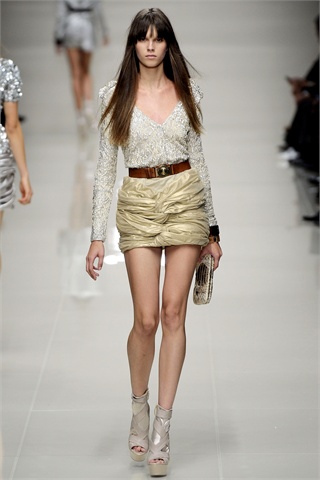 Burberry Returns to Home Turf for Spring 2010 Burberry Returns to Home Turf for Spring 2010