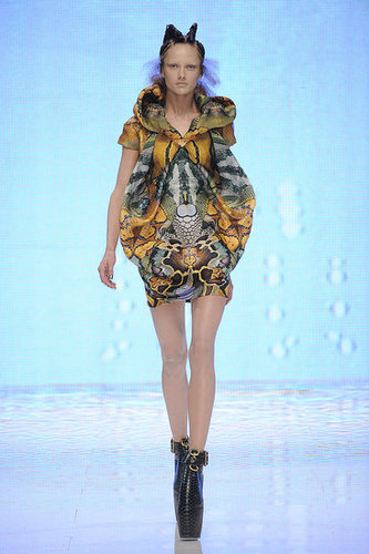Alexander McQueen Shows Holographic Alien Beauties for Spring 2010 Alexander McQueen Shows Holographic Alien Beauties for Spring 2010