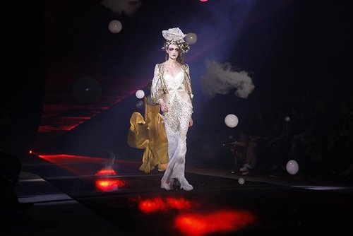John Galliano Harks Back to Fading Film Stars for Spring 2010 John Galliano Harks Back to Fading Film Stars for Spring 2010