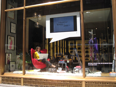 Henri Bendel Promotes Its Facebook and Twitter Pages With Live Models Updating the Pages