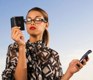 Your Date Has a Ton of Female Contacts in His Cell – Should You Be Worried?
