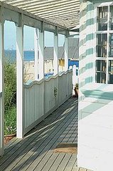 Cool Idea: Wavy Rails on a Beach Shack Cool Idea: Wavy Rails on a Beach Shack