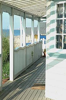 Cool Idea: Wavy Rails on a Beach Shack