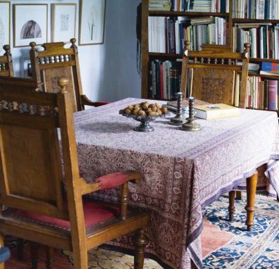 Casa Quickie: Use a Tapestry For a Tablecloth