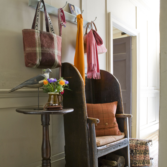 This hallway subtly references the pink and orange trend thanks to the scarves and flowers, proving that a little can go a long way.
Source
This hallway subtly references the pink and orange trend thanks to the scarves and flowers, proving that a little can go a long way.
Source