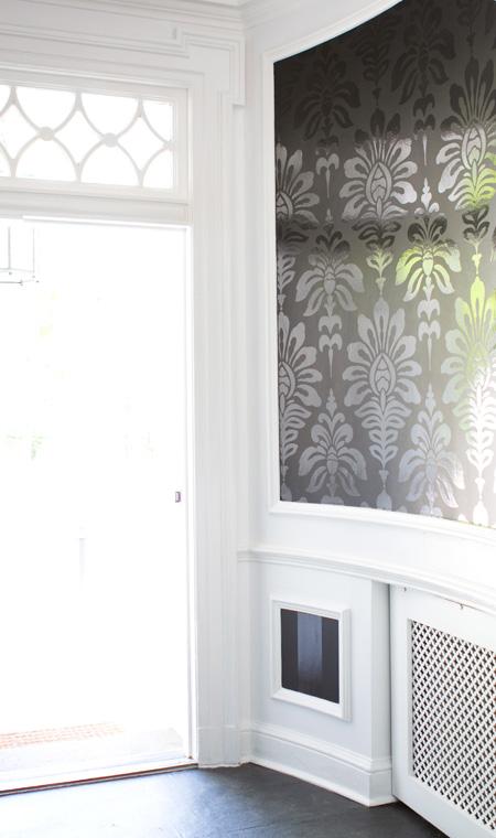 An oversize pattern on this wallpaper makes the space dramatic, while the white walls and details lend the space an airy feel. I love the different patterns in the glasswork and gridding, which doesn't compete with the wallpaper pattern so much as complement it.
Source
An oversize pattern on this wallpaper makes the space dramatic, while the white walls and details lend the space an airy feel. I love the different patterns in the glasswork and gridding, which doesn't compete with the wallpaper pattern so much as complement it.
Source