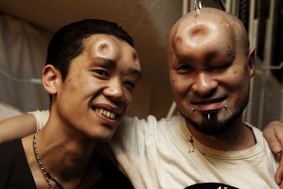 Très Bizarre: Bagel Face Body Modification