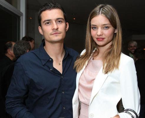 Miranda Kerr flashes behind to Orlando Bloom
