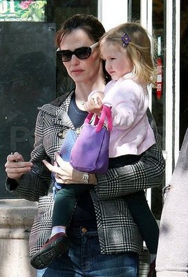 Jennifer Garner and Violet Affleck Have Pursed Hips Jennifer Garner and Violet Affleck Have Pursed Hips