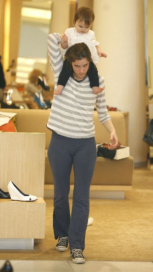 Shoe shopping Amanda Peet and daughter Frances checked out the loot at Barneys. Shoe shopping Amanda Peet and daughter Frances checked out the loot at Barneys.