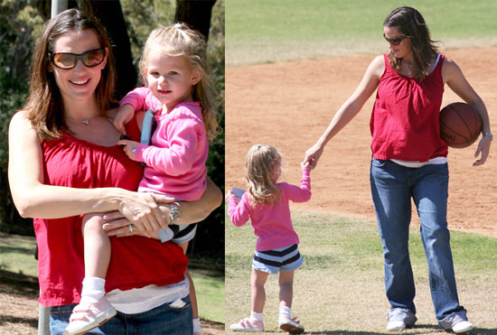 Jennifer Garner and Violet Affleck at the Park