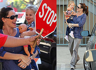 Photos of Jennifer Garner and Violet Affleck Laughing Behind Stop Sign, Ben Affleck to Host SNL November 1