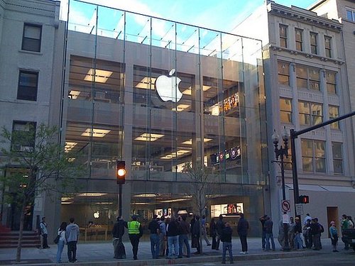 Daily Tech: The Largest Apple Store in the US Is Unveiled 