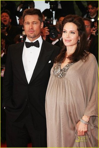 CONFIRMED! Angelina gives birth to a boy and a girl: Knox Leon and Vivienne Marcheline!!