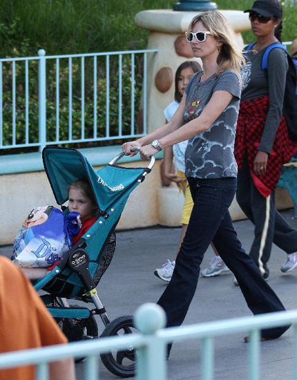 Kate Moss pushed her babe, Lila Grace around Disneyland this weekend. Looks like Lila's enjoying the States! Kate Moss pushed her babe, Lila Grace around Disneyland this weekend. Looks like Lila's enjoying the States!