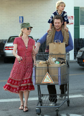 Anne Heche and Crew Pick Up Some Sundry Items Anne Heche and Crew Pick Up Some Sundry Items