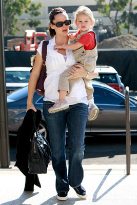 Violet Gets a Lift From Mama Jennifer Violet Gets a Lift From Mama Jennifer