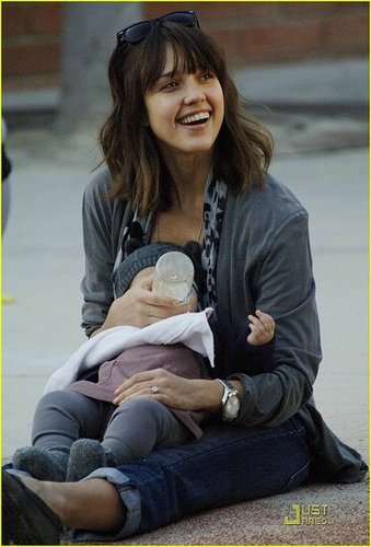 Honor Puts a Smile on Jessica Alba!