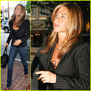 Jennifer Aniston’s Ring Finger