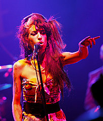 Amy Winehouse Lashes Out At Fan During Her Glastonbury 2008 Set Amy Winehouse Lashes Out At Fan During Her Glastonbury 2008 Set