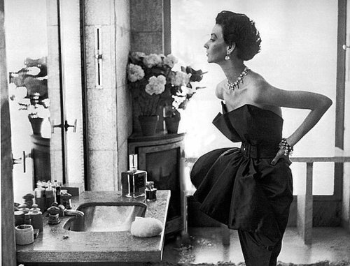Dorian Leigh, dress by Piguet, photograph by Richard Avedon, Helena Rubenstein's apartment,
Paris, 1949. Dorian Leigh, dress by Piguet, photograph by Richard Avedon, Helena Rubenstein's apartment,
Paris, 1949.