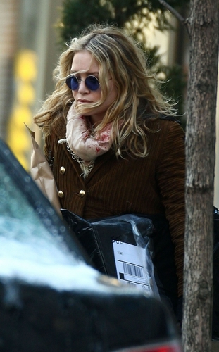 Mary-Kate Collecting Her Dry-Cleaning In NYC