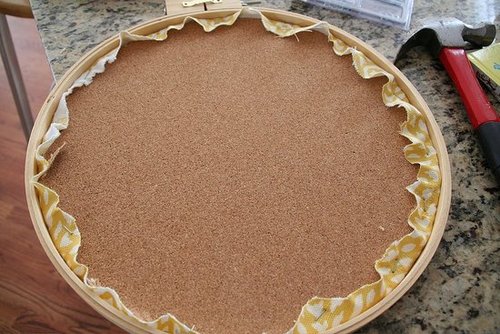 DIY: Embroidery Hoop Corkboard