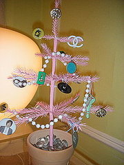 Casa Quickie: Costume Jewelry as Ornaments Casa Quickie: Costume Jewelry as Ornaments