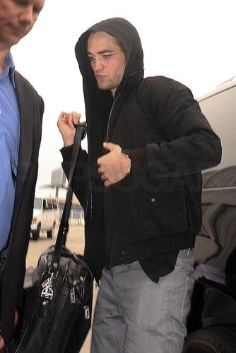 Photos of Robert Pattinson Leaving LAX After the 2009 MTV Movie Awards