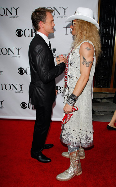  - Photos-Neil-Patrick-Harris-Anne-Hathaway-Elton-John-Ferrell-Bret-Michaels-2009-Tony-Awards-NYC