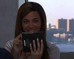 Beyonce Knowles Plays Rhythm Heaven On Her Nintendo DSi Beyonce Knowles Plays Rhythm Heaven On Her Nintendo DSi
