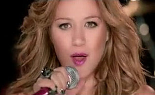 Kelly Clarkson May Not Hook Up, but She Does Kiss 