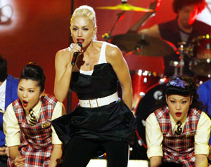 Sugar Bits - Gwen Stefani Donates to Fire Victims