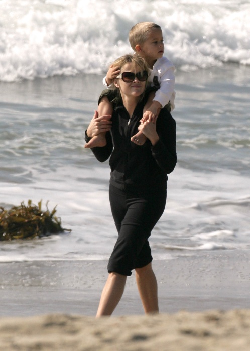 EXCLUSIVE: Reese Witherspoon Gives Deacon a Ride in Malibu EXCLUSIVE: Reese Witherspoon Gives Deacon a Ride in Malibu