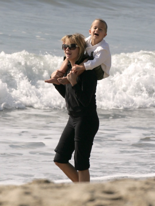 EXCLUSIVE: Reese Witherspoon Gives Deacon a Ride in Malibu EXCLUSIVE: Reese Witherspoon Gives Deacon a Ride in Malibu