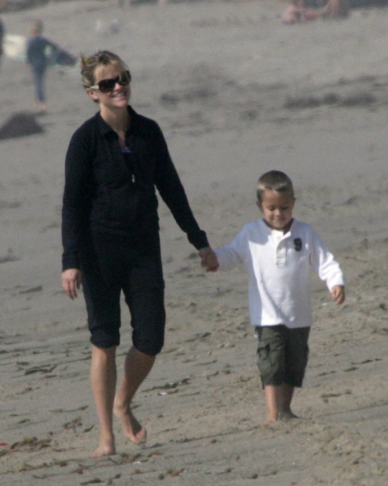 EXCLUSIVE: Reese Witherspoon Gives Deacon a Ride in Malibu EXCLUSIVE: Reese Witherspoon Gives Deacon a Ride in Malibu