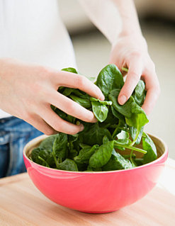 Nutritional Information on Spinach, Raw and Cooked