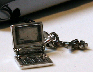 This Week On Geeksugar - Chic Cell Phone Bling